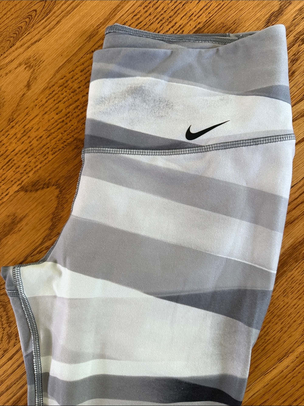 Nike Gray & White Striped Abstract Geometric Athletic Leggings full length
